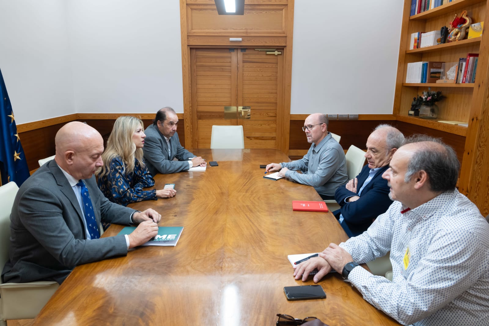 foto reunión agentes sociales y vicepresidenta